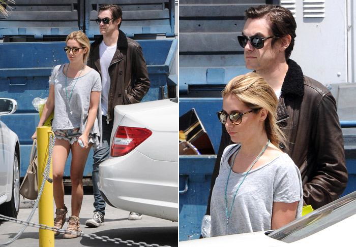 Ashley Tisdale vai às compras com o noivo, Christopher French