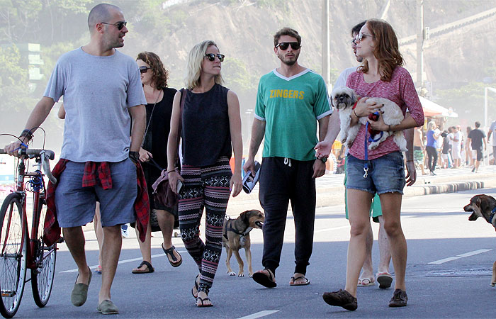 Laila Zaid passeia com seu pet e amigos na praia do Leblon
