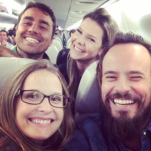  Fernada Rodrigues, Paulo Vilhena, Ricardo Pereira e Fernanda Souza fazem a festa em avião