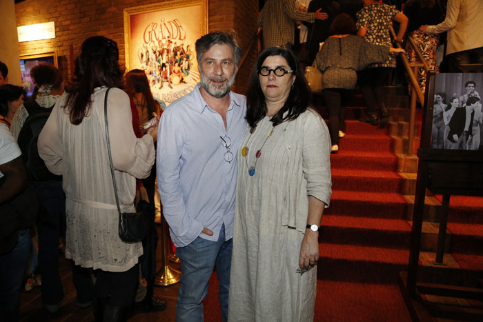 Leopoldo Pachego posa com a esposa na entrada do espetáculo. Ator é responsável pela maquiagem do elenco