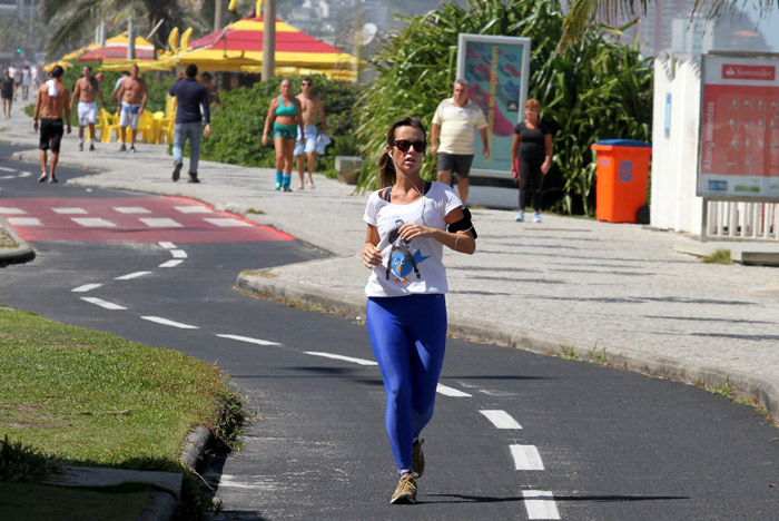 Juliana Didone corre na orla da Barra da Tijuca