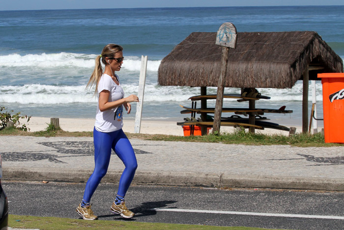 Juliana Didone corre na orla da Barra da Tijuca