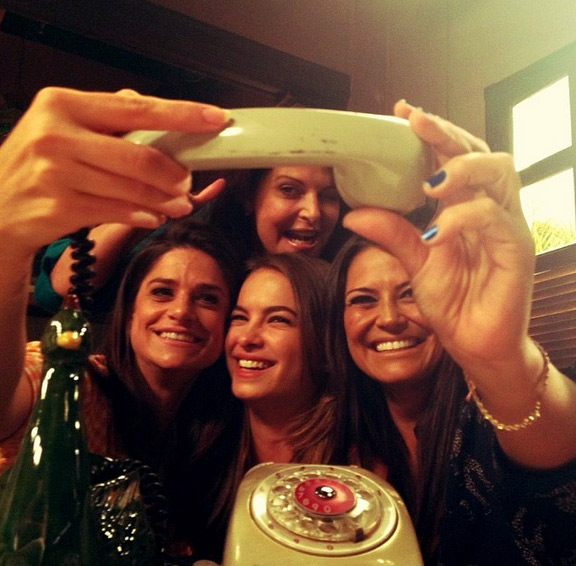 Atrizes de Pecado Mortal tiram selfie divertida nos bastidores