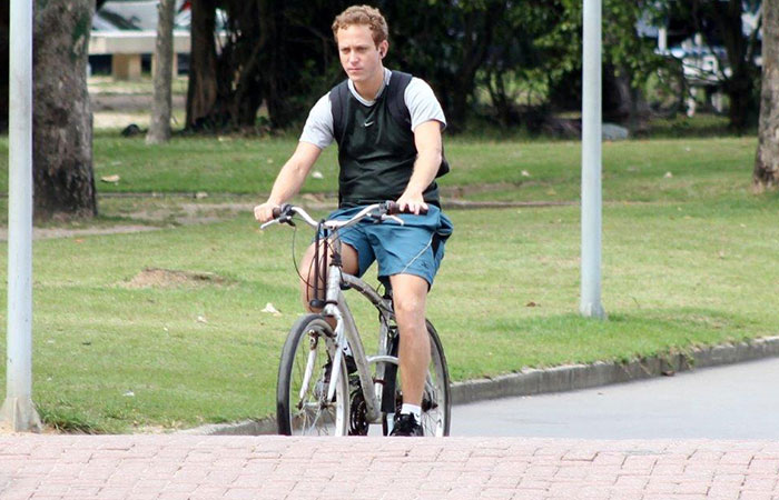 Sérginho Hondjakoff relaxa de bicicleta na Lagoa Rodrigo de Freitas