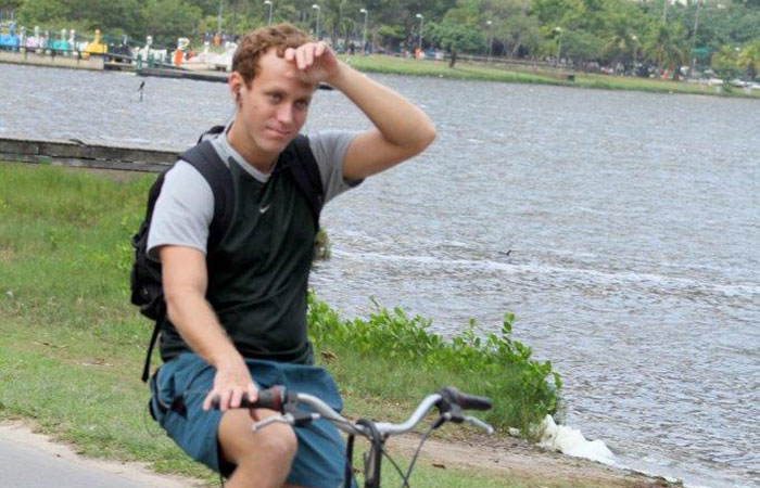 Sérginho Hondjakoff relaxa de bicicleta na Lagoa Rodrigo de Freitas