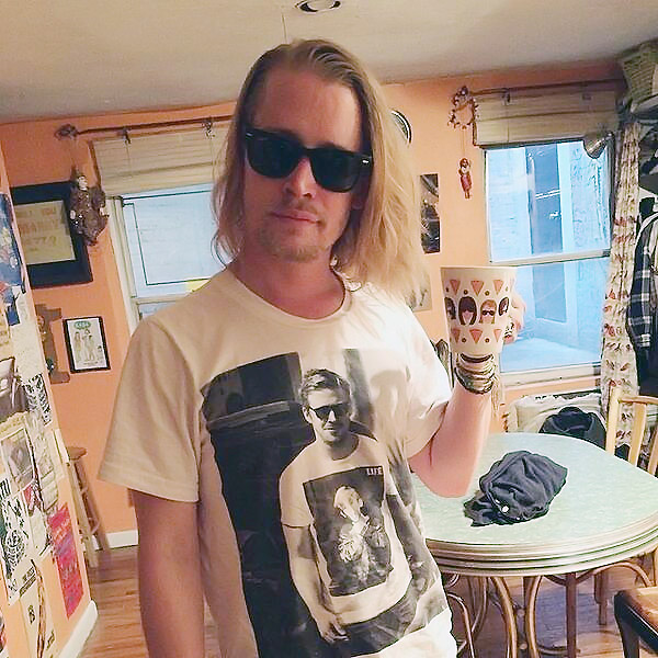 Macaulay Culkin faz camiseta de Ryan Gosling usando blusa com foto do ator
