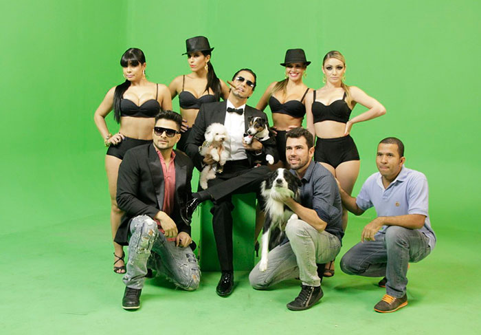 Boa pinta, Latino usa cachorros e mulheres para gravar seu novo clipe