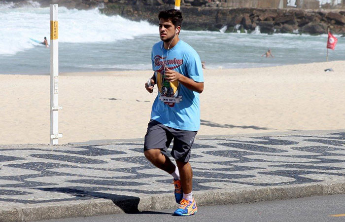 Bernardo Mesquita se exercita na orla do Leblon, no Rio