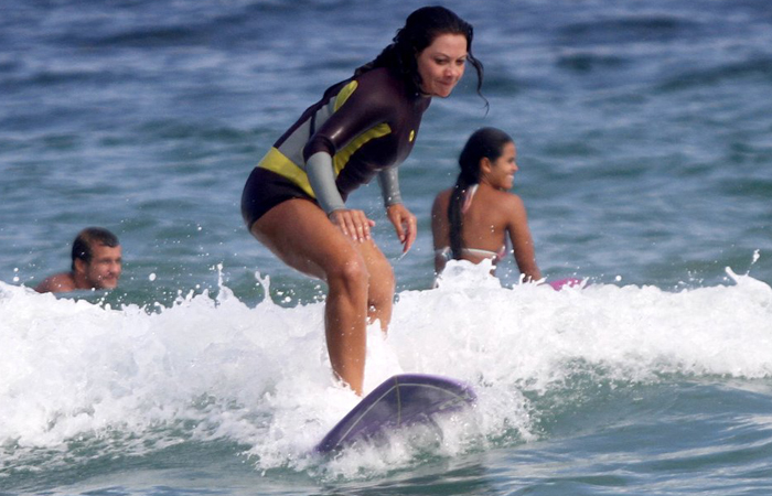 Fabíula Nascimento surfa com amigos na praia da Barra