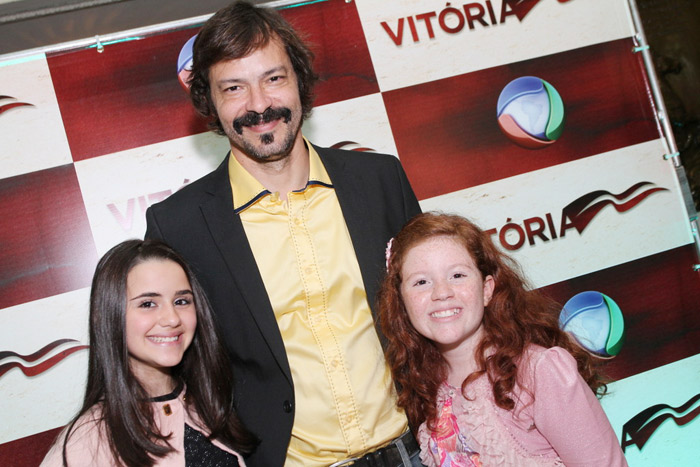 Heitor Martinez posa com atrizes mirim de Vitória no lançamento da novela