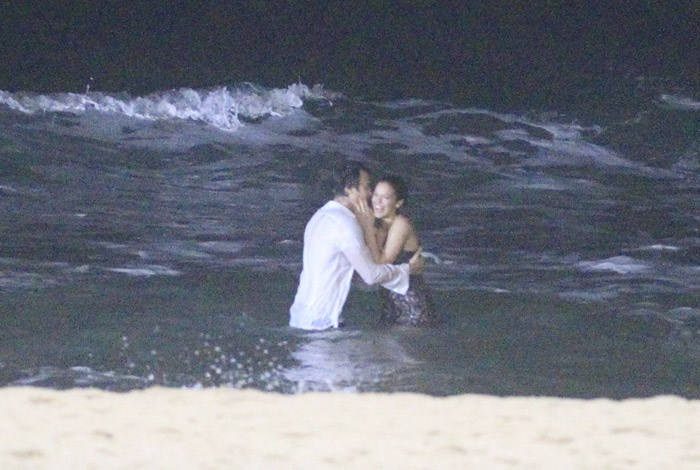 Bruna Marquezine e Gabriel Braga Nunes gravam cenas noturnas na praia