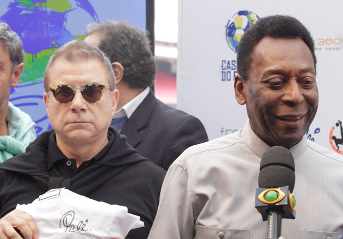 Alexandre Iódice com autógrafo de Pelé durante evento de lançamento de exposição do jogador em São Paulo