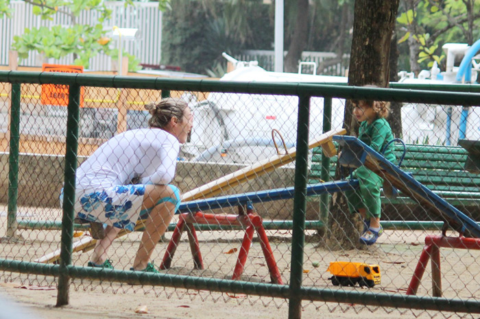 Luana Piovani brinca com o filho em parquinho no Leblon