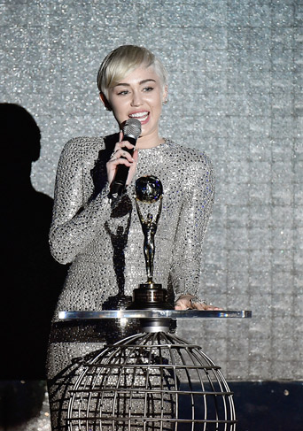 Miley Cyrus adota look comportado em noite durante premiação