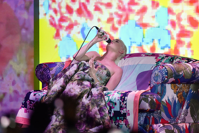 Miley Cyrus adota look comportado em noite durante premiação