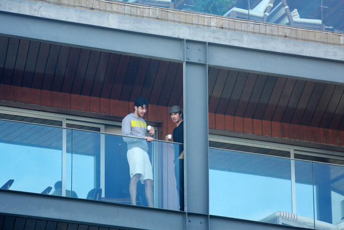 Ian Somerhalder toma café com amigo na sacada do hotel Fasano, na zona sul do Rio de Janeiro
