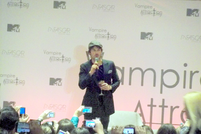 Ian Somerhalder toma vinho enquanto conversa com fãs em conferência de Vampire Diaries