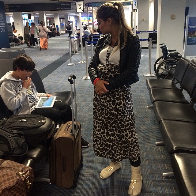 Mayra Cardi aparece toda agasalhada no aeroporto de Washington