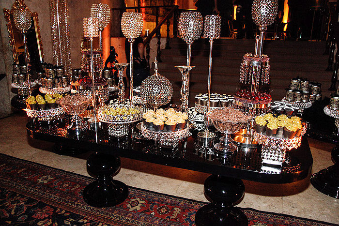 Cupcakes e chocolates na mesa de sobremesa do aniversário de Andrea Guimarães