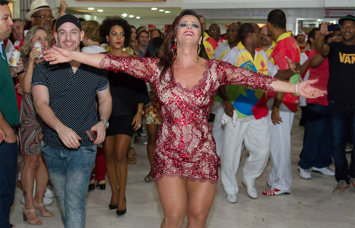 Viviane Araújo anima público em festa na quadra da Salgueiro