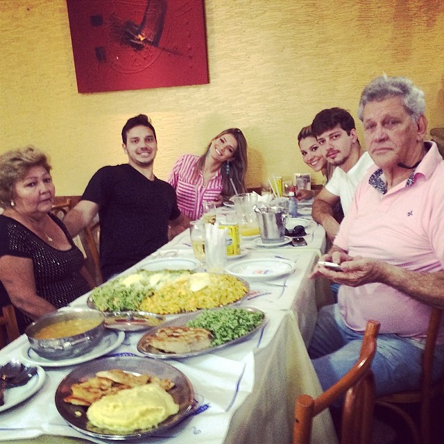 Fani Pacheco almoça com a família em Nova Iguaçu, depois do falecimento de sua mãe. Leia em  O Fuxico!