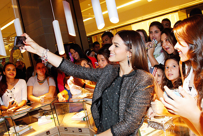 Bruna Marquezine faz selfie com fãs durante evento da Vivara