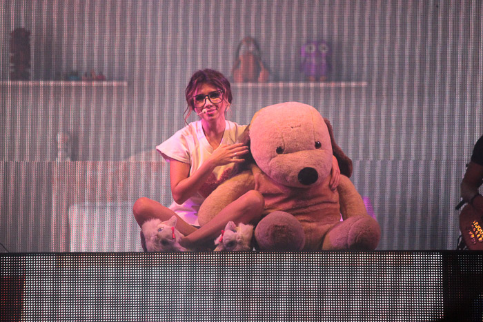 Paula Fernandes sobe ao palco de pijama, pantufa e abraçada a um ursinho
