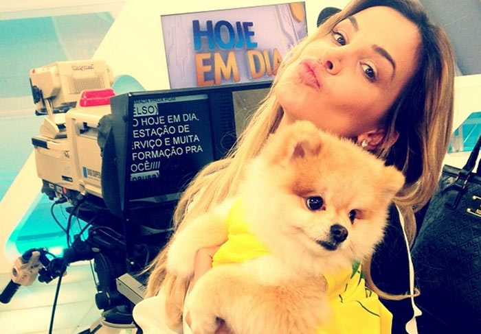 Robertha Portella se diverte com cachorrinho famoso de Celso Zucatelli