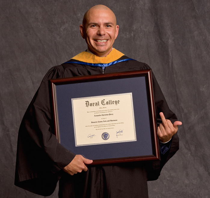  Pitbull mostra diploma honorário e manda recado nas redes sociais