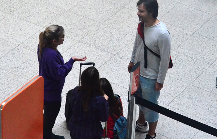  Paizão! Heitor Martinez cuida das filhas no aeroporto Santos Dumont