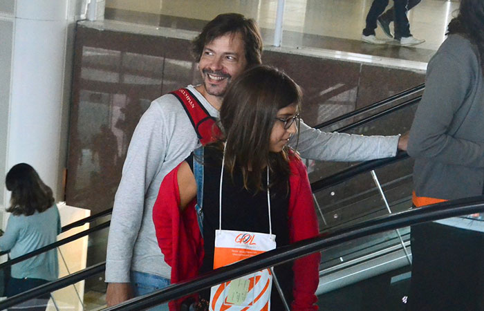  Paizão! Heitor Martinez cuida das filhas no aeroporto Santos Dumont