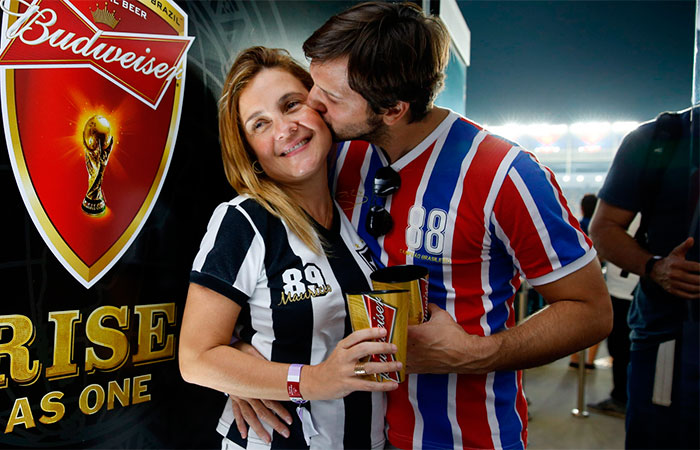 JU Vladimir Brichta e Adriana Esteves  prestigiam camarote da cervejaria Budwiser, no estádio do Maracanã