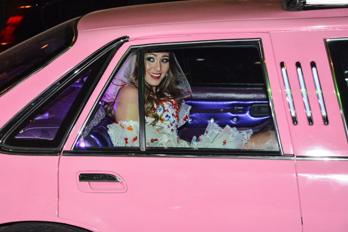 Com direito a limousine rosa, Lívia Andrade festeja aniversário