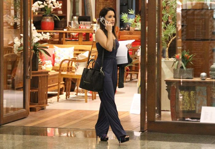 Carla Diaz e Pérola Faria circulam juntas por shopping carioca