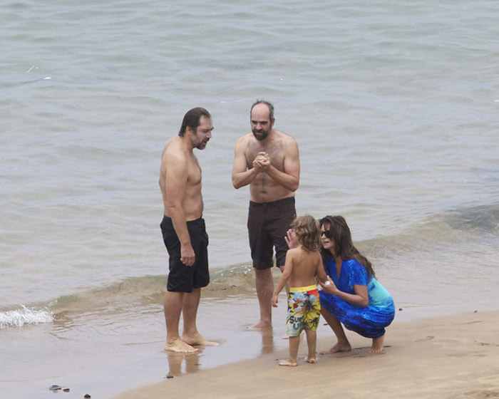 Em férias na praia, Penélope Cruz passa protetor solar no maridão, Javier Bardem