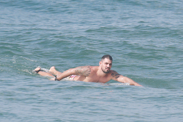 Juliano Cazarré domina as ondas em dia de surfe no Rio