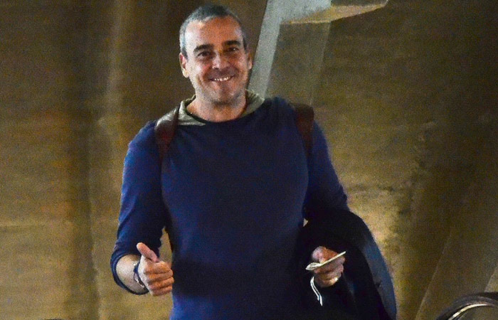 Alexandre Borges embarca sorridente no aeroporto Santos Dumont