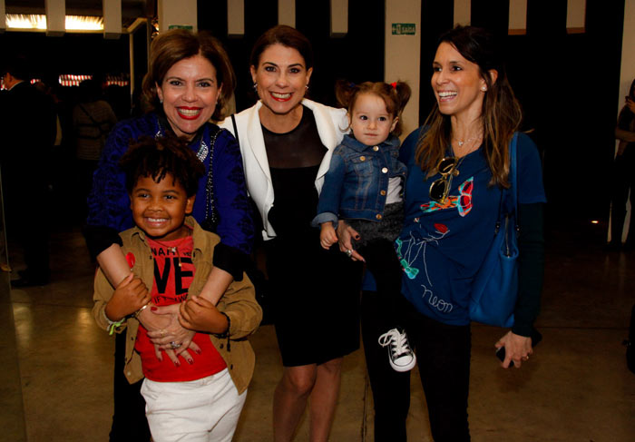 Sarah Oliveira leva filha Chloé a exposição infantil