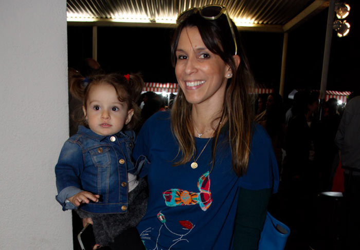 Sarah Oliveira leva filha Chloé a exposição infantil