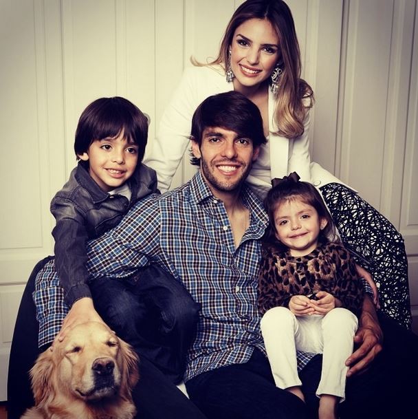 Família feliz! Kaká posa com Carol Celico e os filhos e agradece a Deus