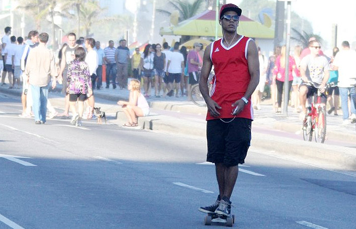 Cheio de estilo, Marcello Melo Jr. anda de skate na orla de Ipanema