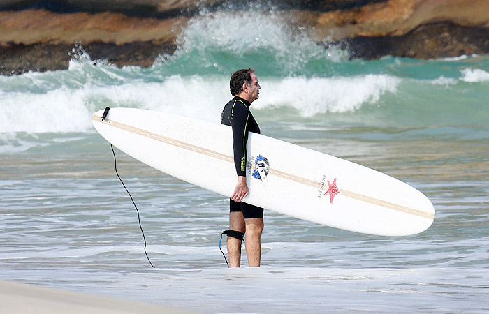 Humberto Martins surfa em praia carioca