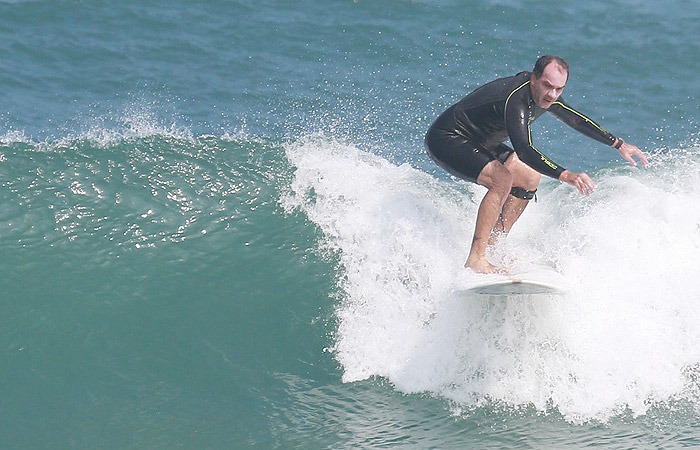 Humberto Martins surfa em praia carioca