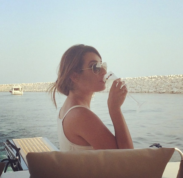 Lea Michele faz passeio de barco na Itália