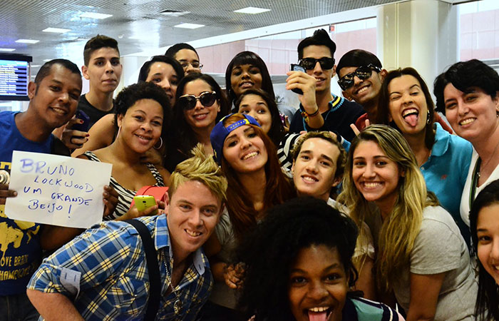  Anitta causa furor ao embarcar no Rio de Janeiro