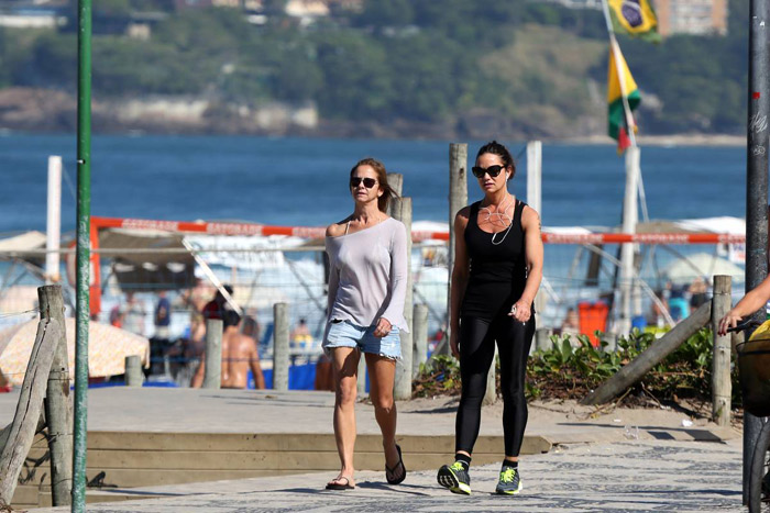 Luiza Brunet mantem o corpo sequinho com caminhada matinal no Rio de Janeiro