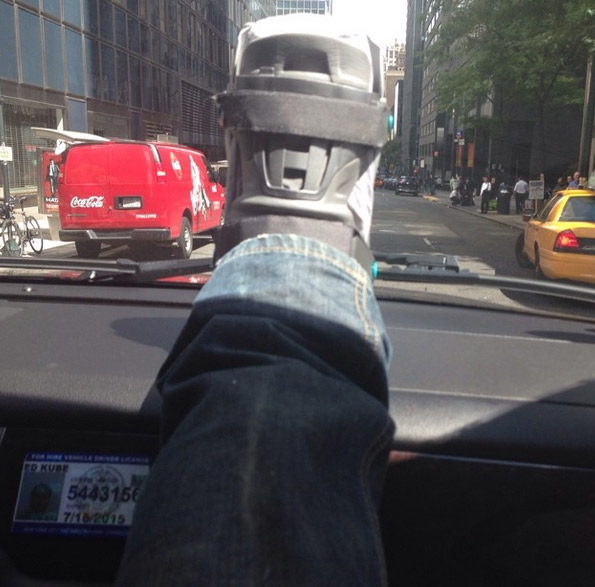 Xuxa vai tirar a bota ortopédica: ‘Não aguento mais!’