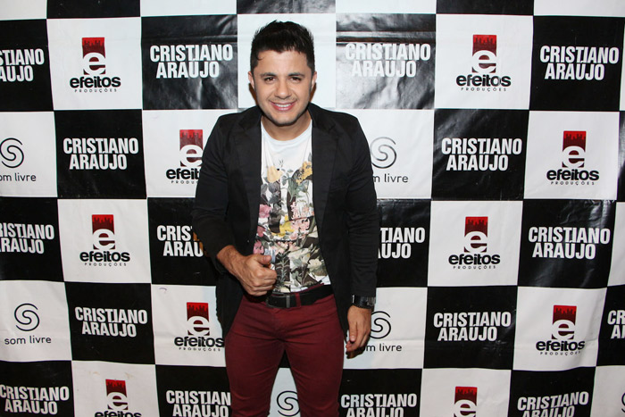 Cristiano Araújo posa para fotos antes de subir no palco do Villa Country, em São Paulo, na noite desta quinta-feira (24)