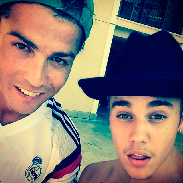 Música e futebol: Cristiano Ronaldo e Justin Bieber postam selfie 