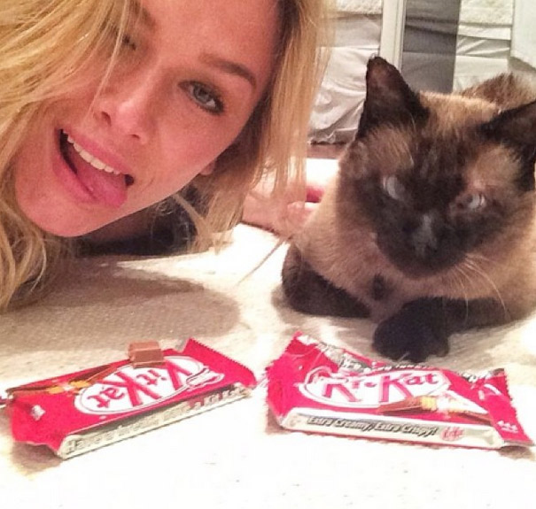 Fiorella Mattheis ataca barra de chocolate: ‘Esse é meu!’